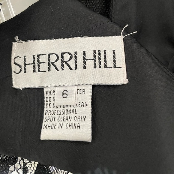 DON'T PASS UP THIS AUTHENTIC SHERRI HILL BLACK AND WHITE FORMAL PAID $525 - Picture 3 of 4